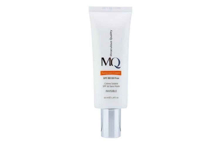 کرم ضد آفتاب بی رنگ فاقد چربی‌ ام کیو مناسب برای پوست چرب با SPF50